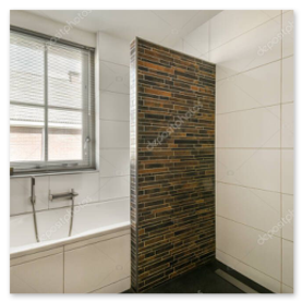 Bagno dopo con doccia walk-in e rivestimenti moderni