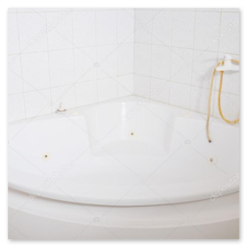 Bagno prima con vasca e rivestimenti datati