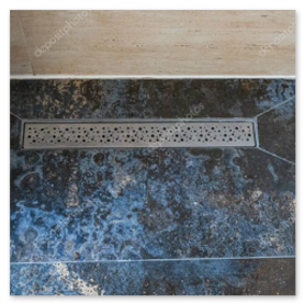 Bagno con doccia walk-in e rivestimenti moderni