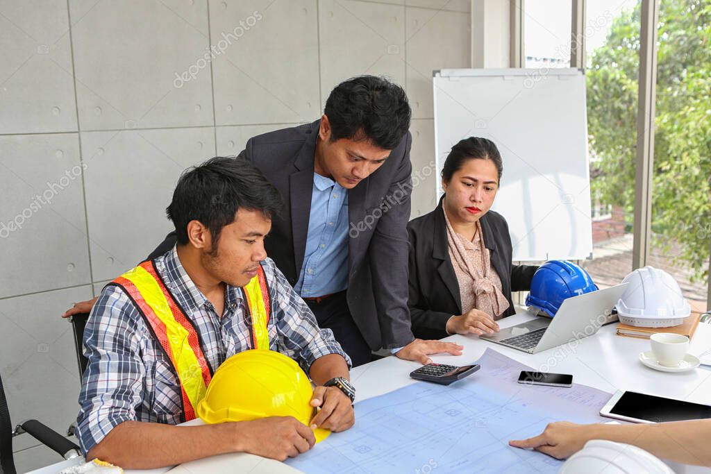 Squadra in cantiere durante il coordinamento dei lavori