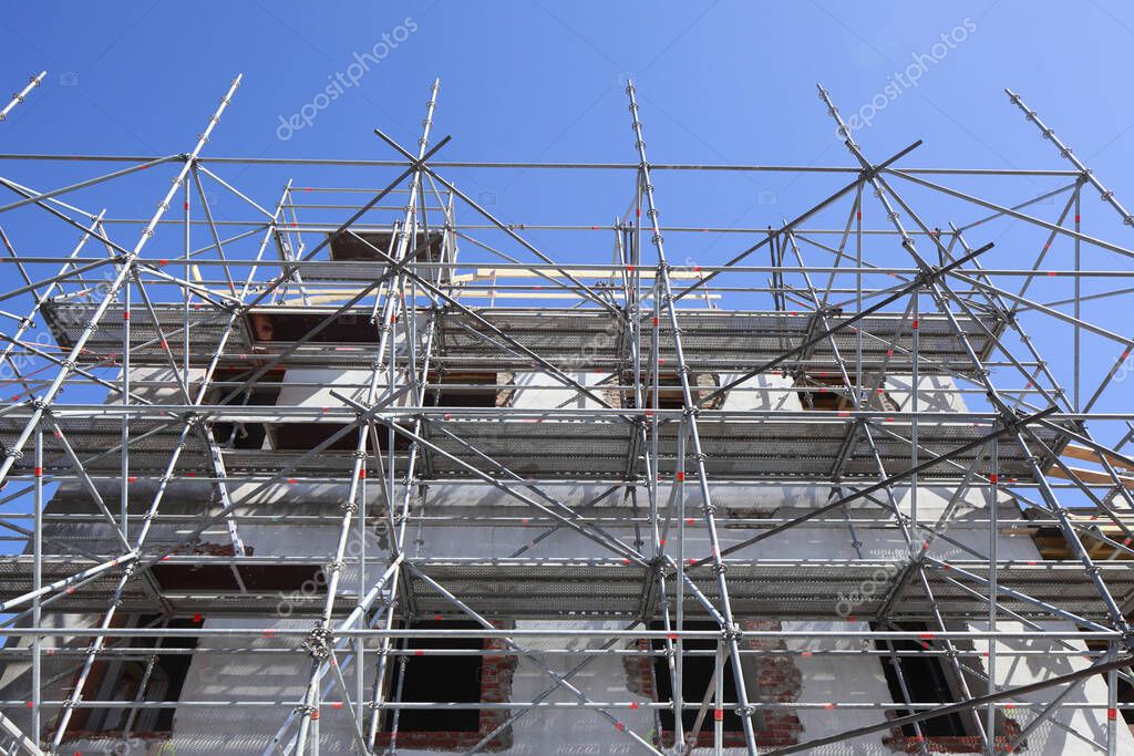 Rifacimento tetto condominiale con ponteggi
